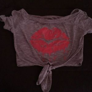 Cropped of the shoulder grey top